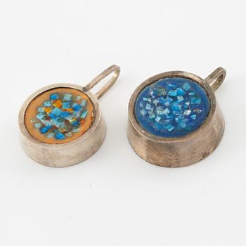 Lars Arby, ett armband och sex hängen samt en halsring, silver, med emalj.