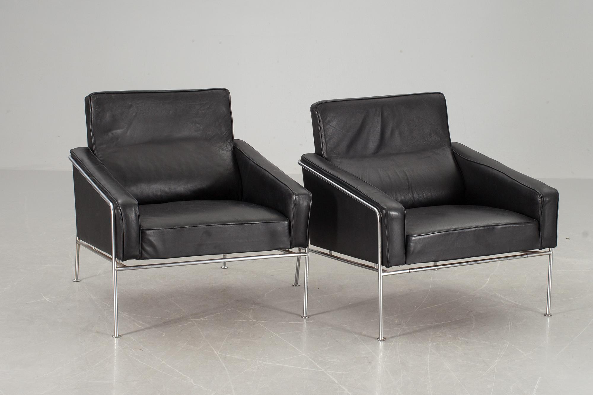 FÅTÖLJER, ett par, Arne Jacobsen, modell 3300 för Fritz Hansen. Danmark.