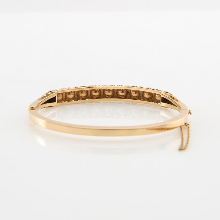 Bracelet 18K gold with cultured pearls.