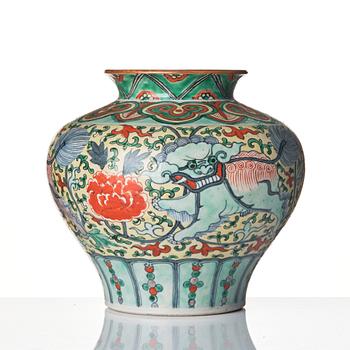 A wucai Transition style vase, Qing dynasty, 19th Century.