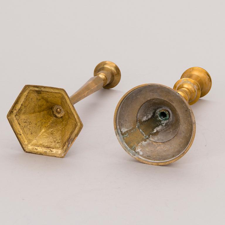 ERÄ KYNTTILÄNJALKOJA, 10 kpl, messinkiä ja puuta, 1800/1900-luku.
