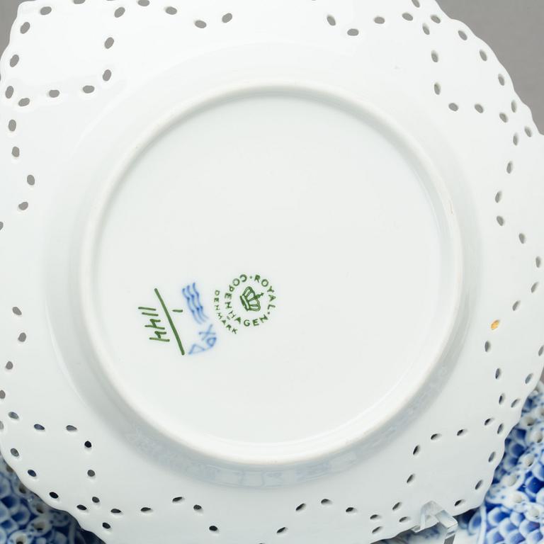 SERVISDELAR, 17 delar, porslin, "Musselmalet"(delvis helblond) Royal Copenhagen.