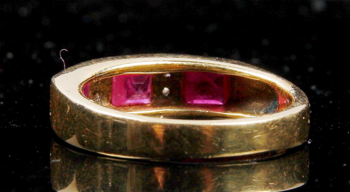 RING, 18 K guld, 3 rubiner samt 4 diamanter.