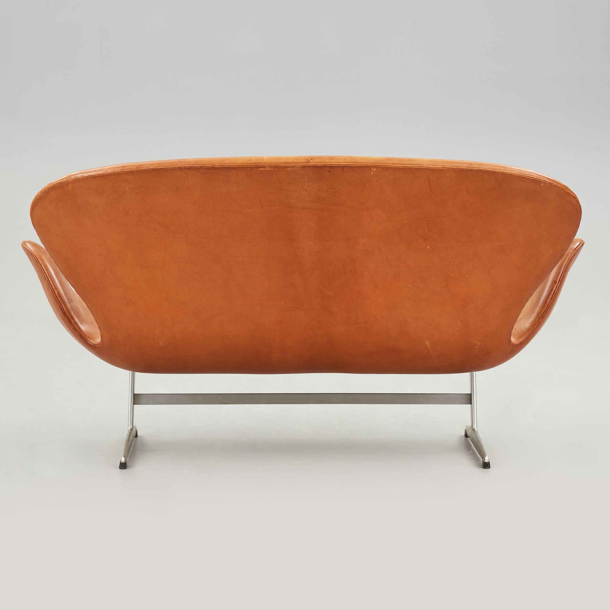 ARNE JACOBSEN, soffa, "Svanen",  för Fritz Hansen, Danmark, 1960-tal.