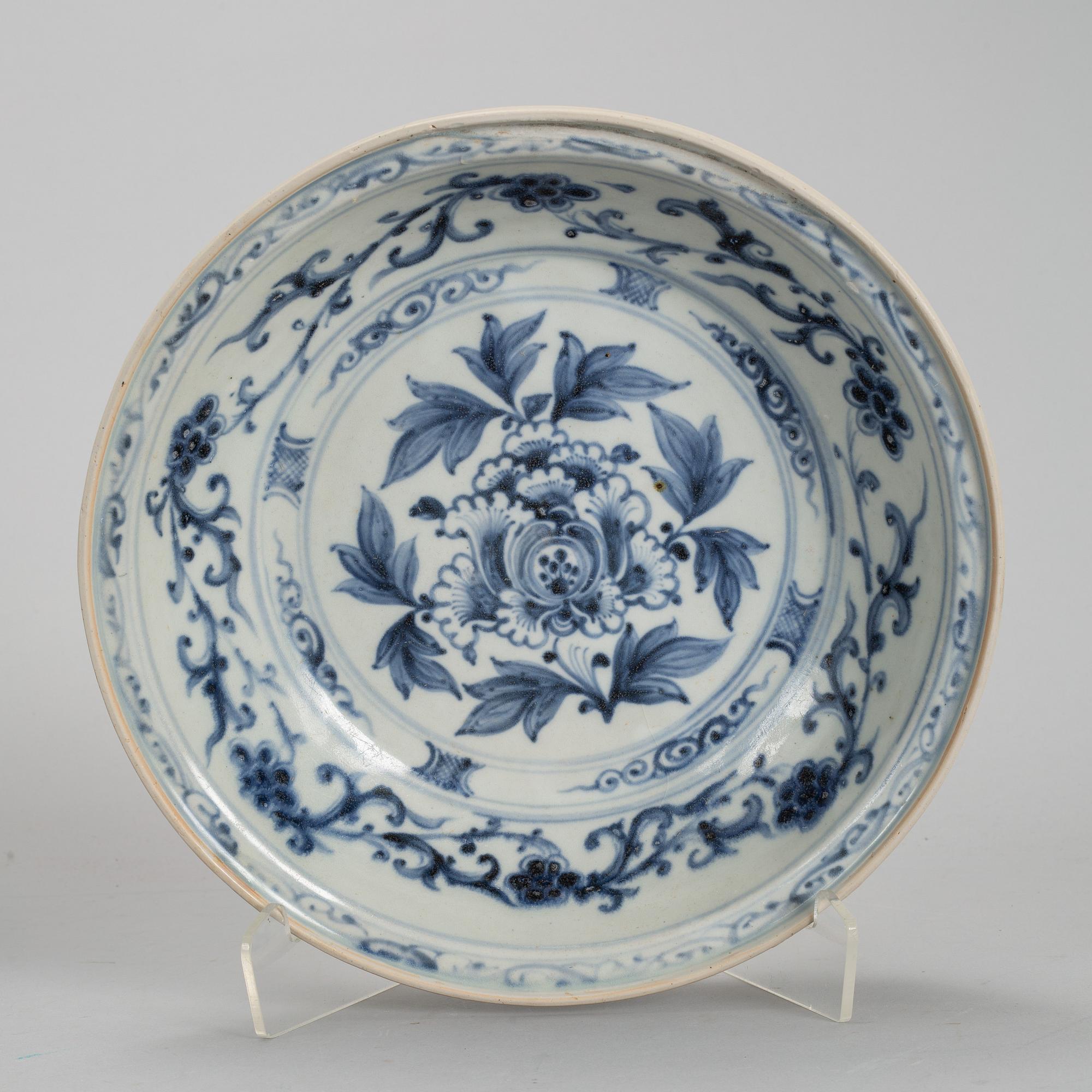 A blue and white dish, Vietnam, 16Y/17th Century.