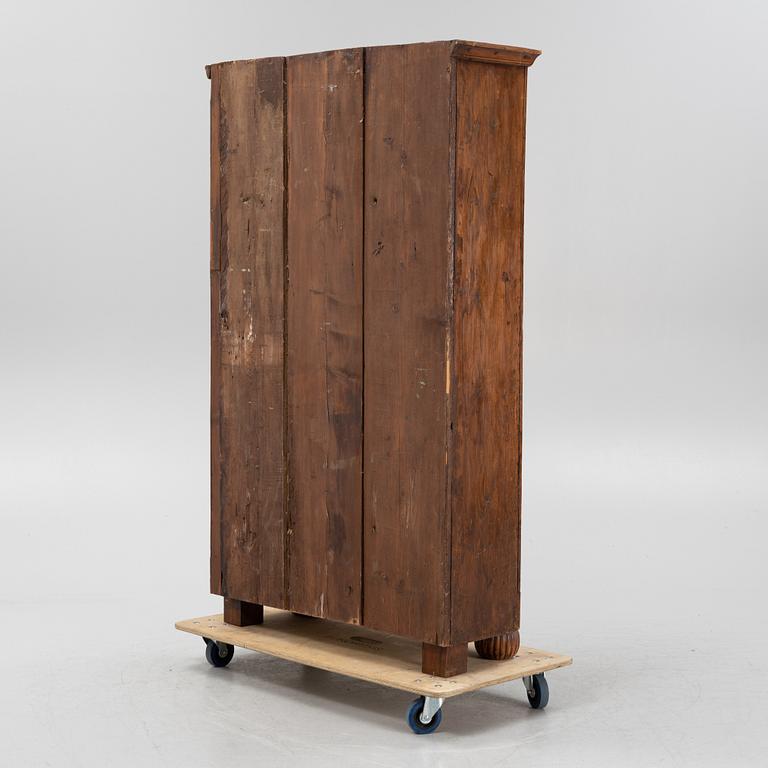 A pine cabinet, around the year 1800.