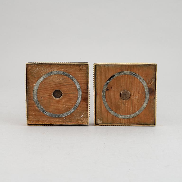 Ljusstakar, ett par, sengustavianska, 1700-talets slut.