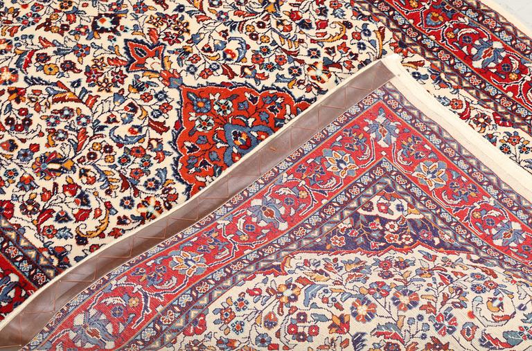 A Sarouk rug, approx. 152 x 105 cm.