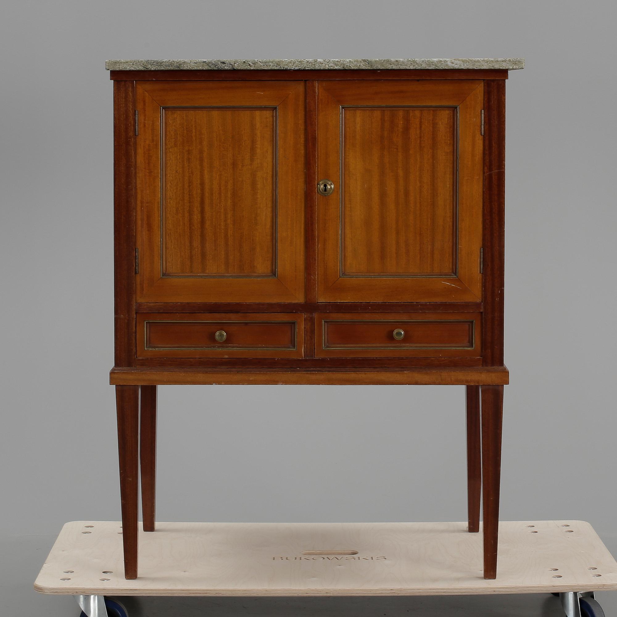 SKÅP, gustaviansk stil, 1900-talets mitt.