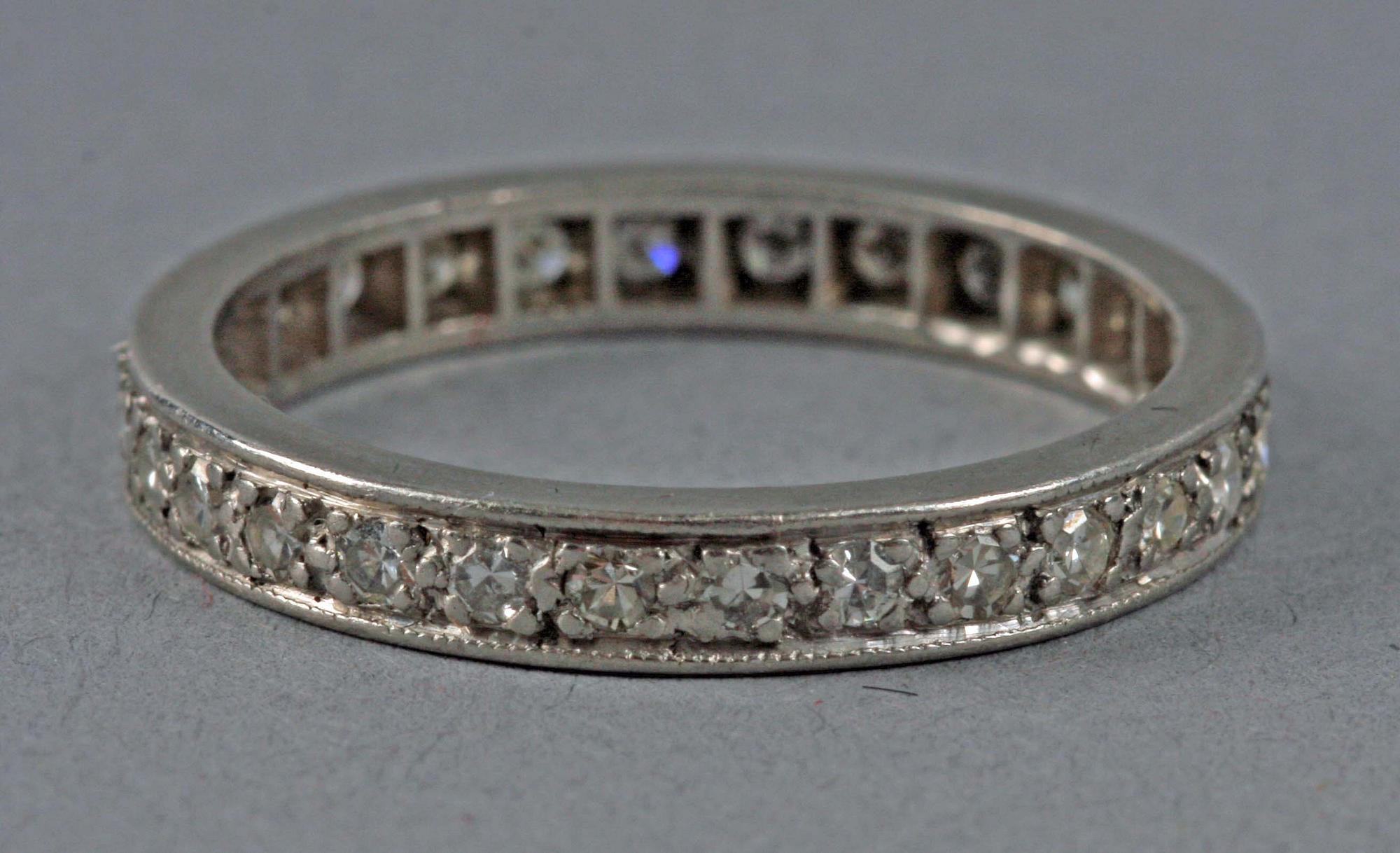 RING, helallians, vitguld  med briljanter, ostämplad.