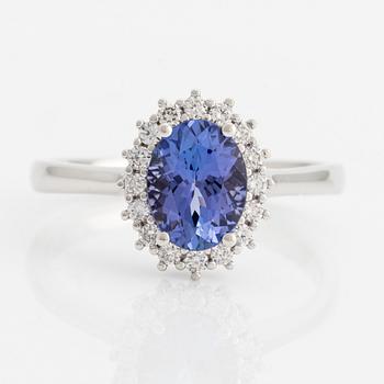 Ring 18K guld med en fasettslipad tanzant och runda briljantslipade diamanter.