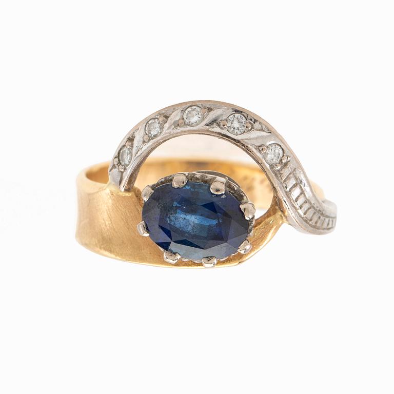 Elon Arenhill, Ring, 18k guld med safir och briljantslipade diamanter.