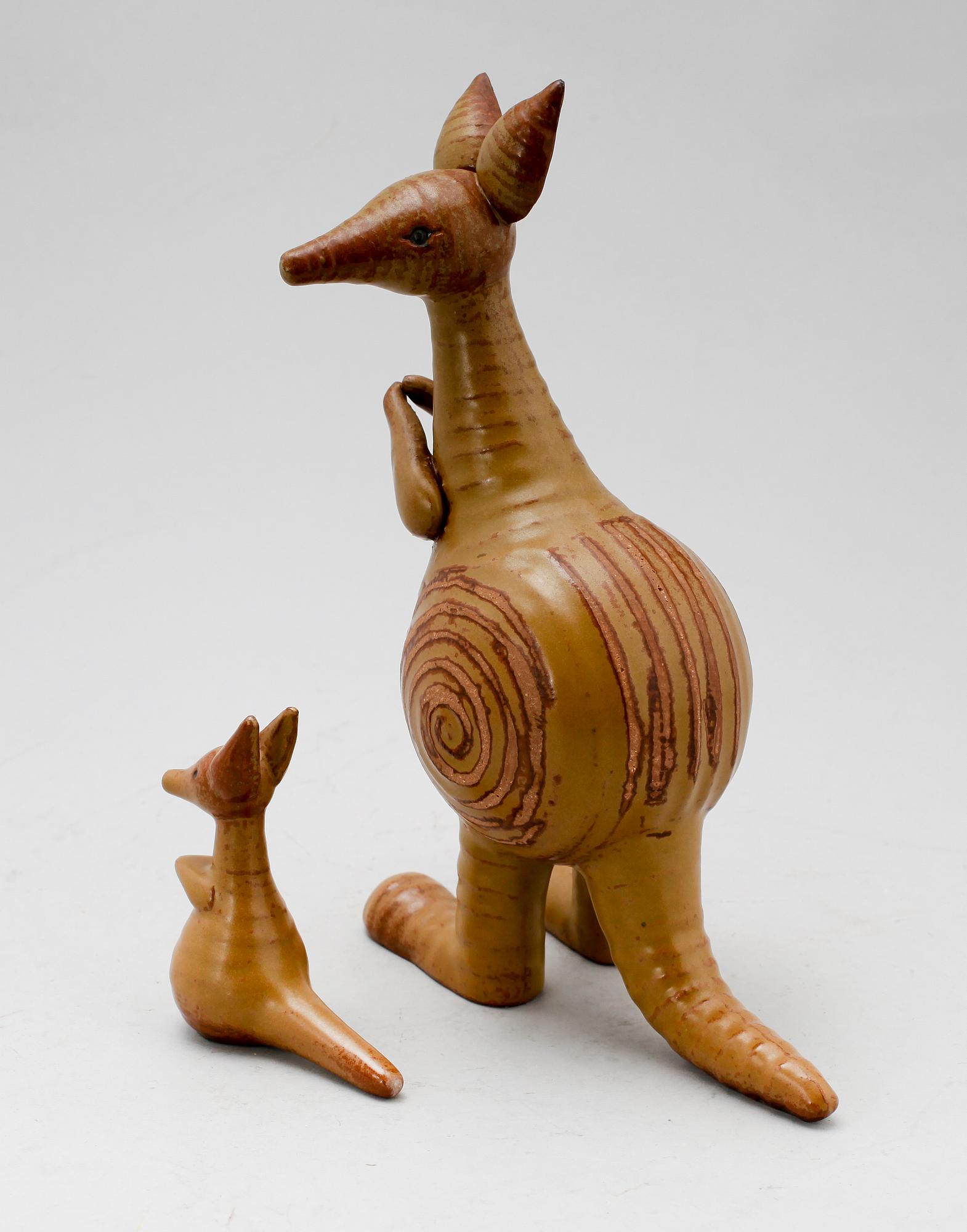 FIGURER, 2 st, stengods, "Känguru", Lisa Larson, Gustavsberg, 1960-/1970-tal.
