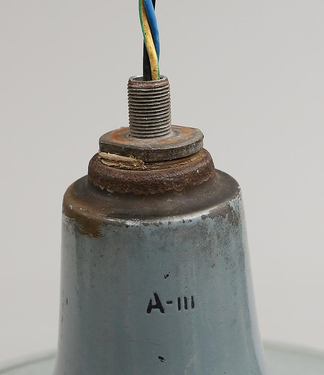INDUSTRILAMPOR, 2 st, emalj, 1900-talets första hälft. Höjd 44 cm.