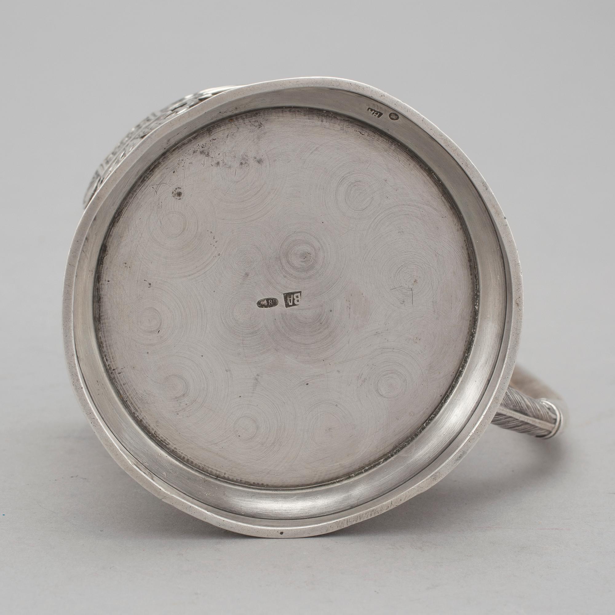 TEGLASHÅLLARE, silver. Oidentifierade stämplar, Moskva 1908-1917. Daterad i gravyren 1917. Vikt ca 197 gram.