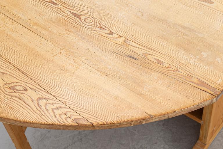 A gate leg table, 19th/20th century.