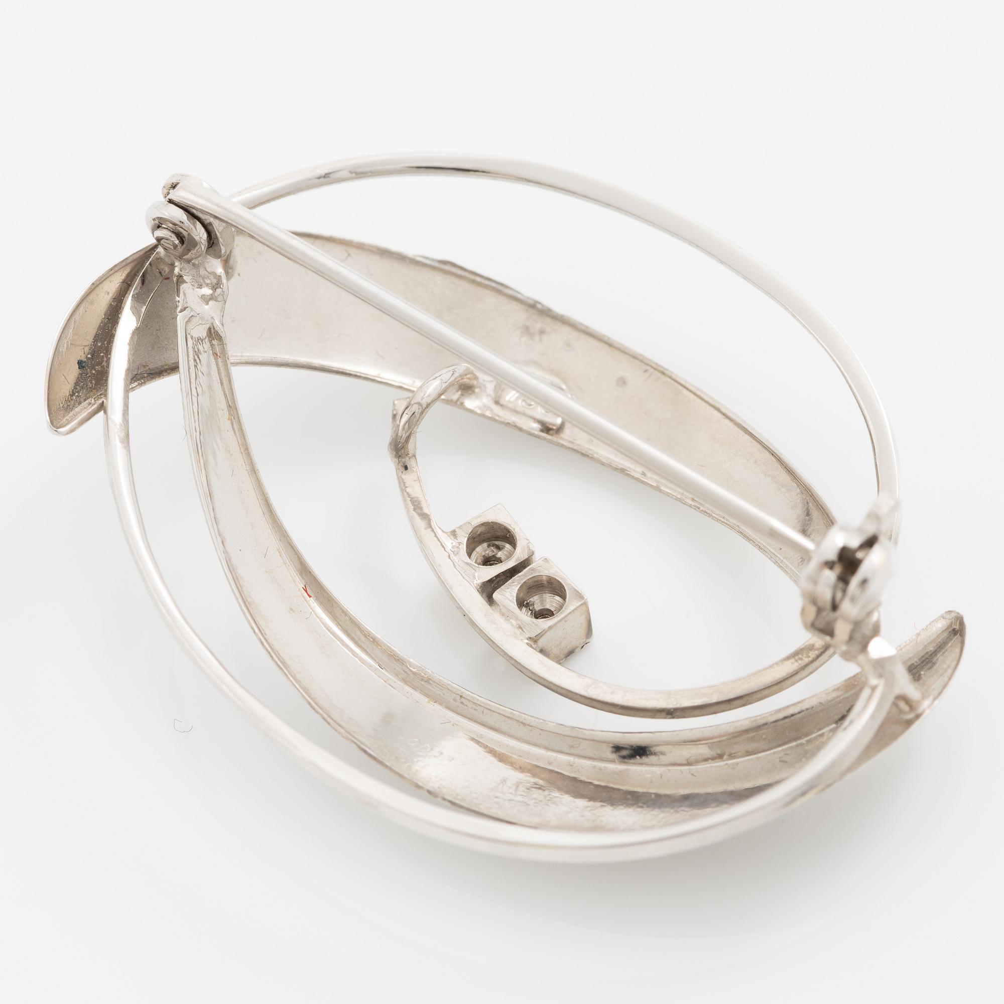 Brooch 18K white gold with two octagon-cut diamonds.