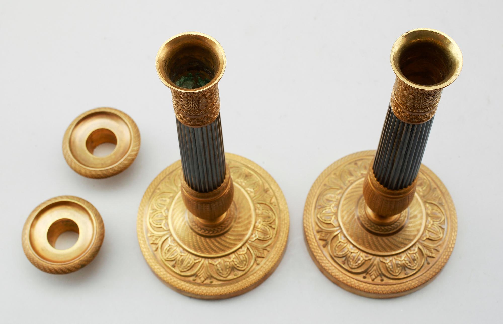 LJUSSTAKAR, 1 par, patinerad och förgylld brons, 1800-/1900-tal.