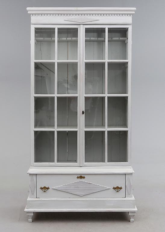VITRINSKÅP, gustaviansk stil, omkring år 1900.