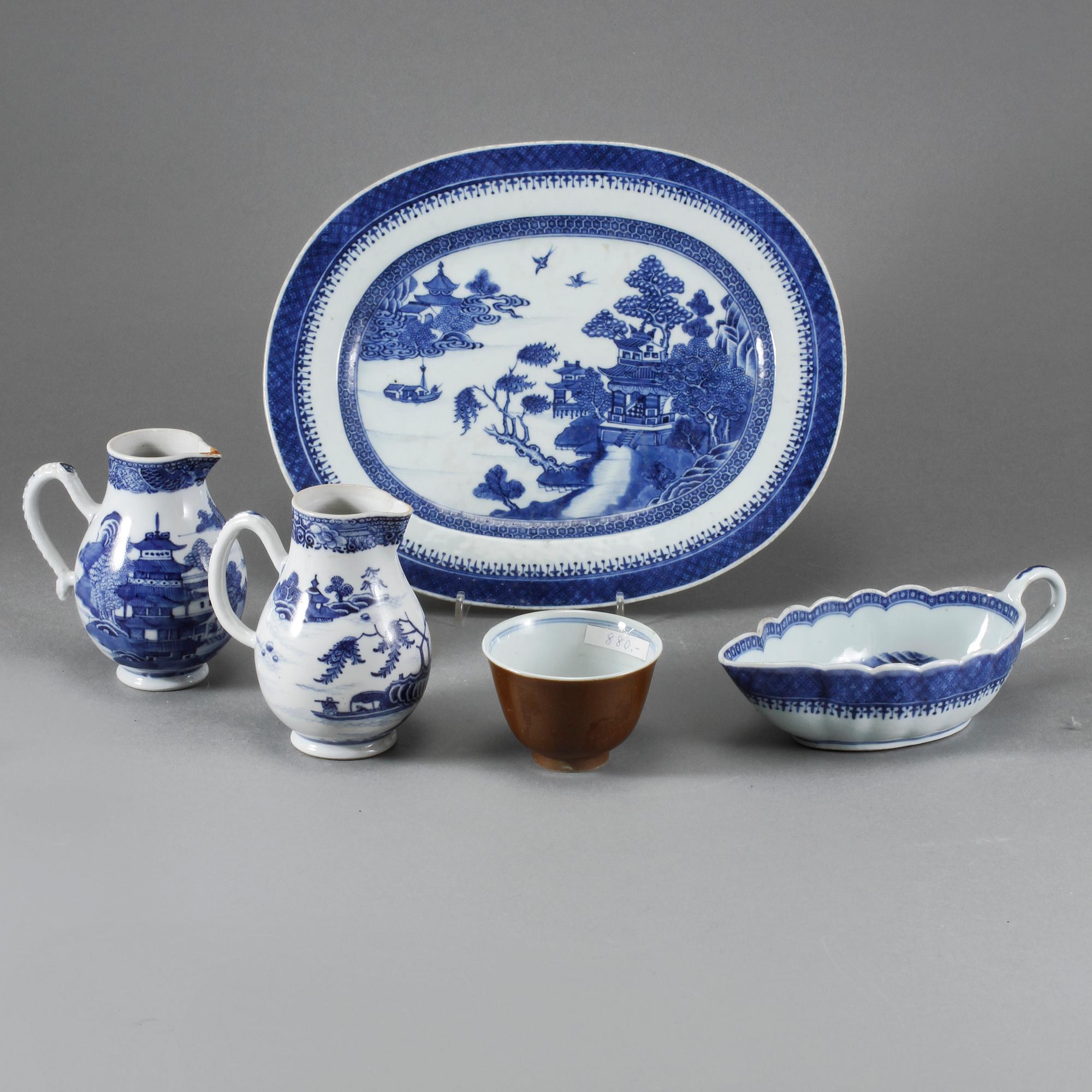 STEKFAT, SÅSSNIPA, KOPP samt GRÄDDKANNOR, 2 st, porslin, Kina, 1700/1800-tal.