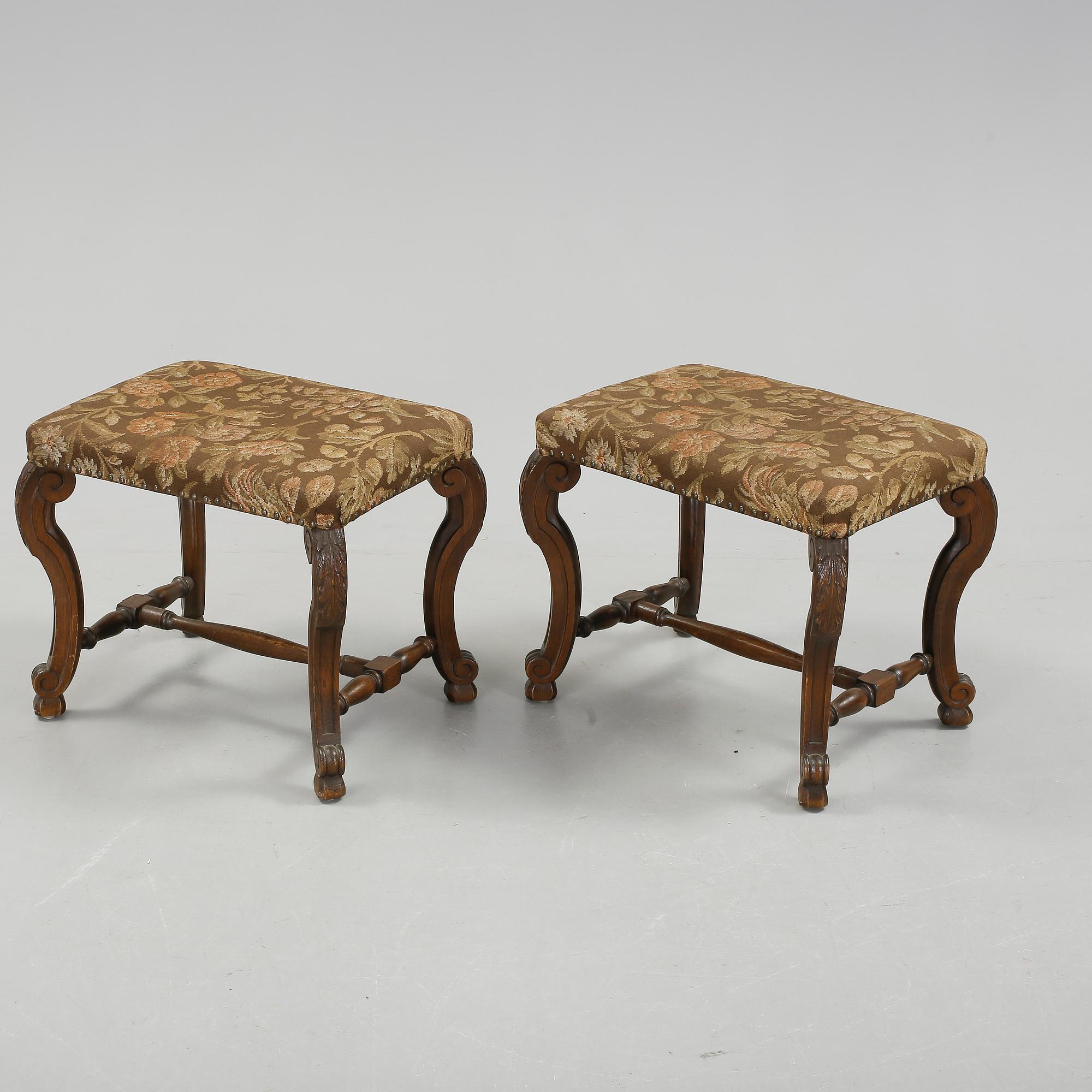 TABURETTER, ett par, barockstil, omkring år 1900.