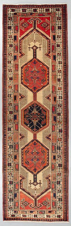 A RUNNER, Sarab, ca 327 x 97 cm.