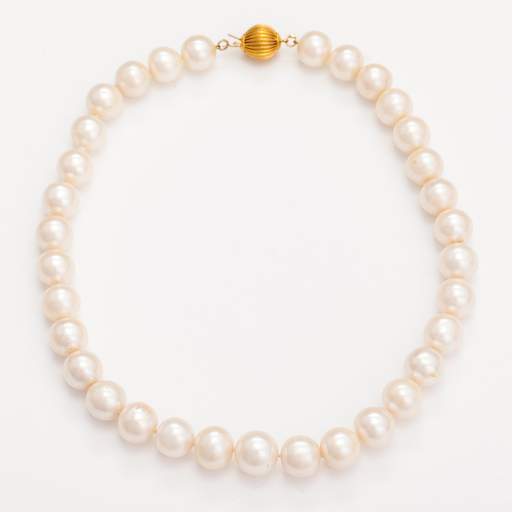 HELMINAUHA ja -RANNEKORU, viljellyt helmet ja metallia.