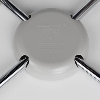 Arne Jacobsen, six chairs, "The Seven", Fritz Hansen, 2018.