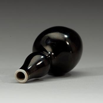 A black-glazed double gourd vase, Qing dynasty, 19th century.