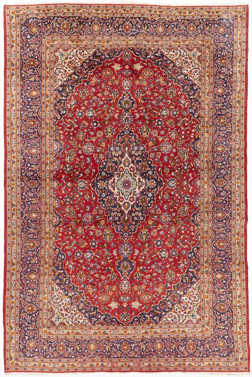 A Kashan carpet, 435 x 285 cm.