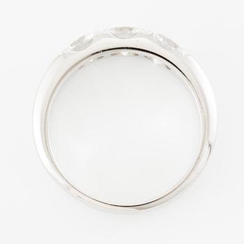 Ring 14K vitguld med tre vita safirer.