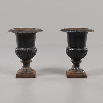TRÄDGÅRDSURNOR, ett par, sent 1900-tal.
