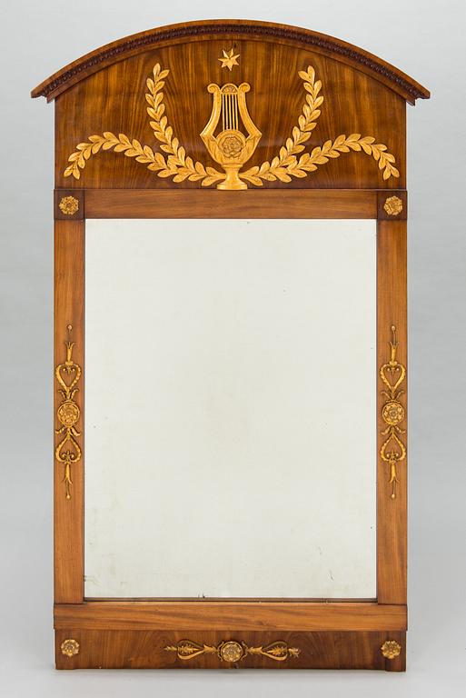 Spegel, empire, Jonas Frisk (spegelfabrikör i Stockholm 1805-1824). Bär Jon: Frisks Spegelfabriks etikett.