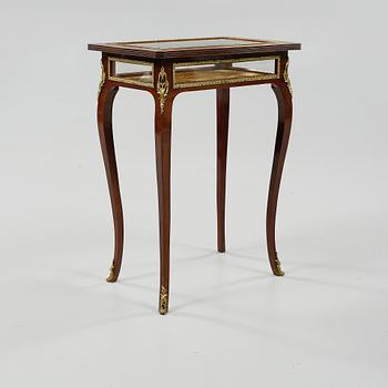 MONTERBORD, rokokostil. 1900-talets andra hälft.