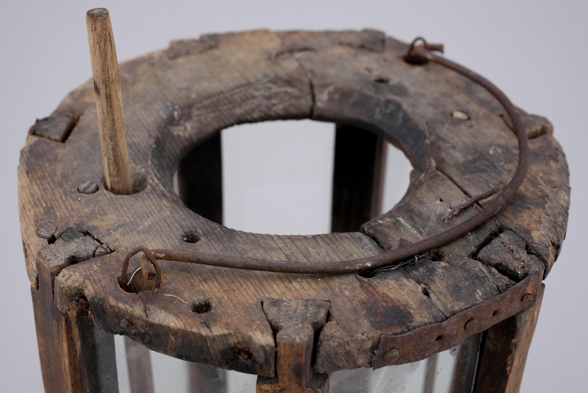 LYKTA, trä och glas. 1800-tal. Troligen Öland.