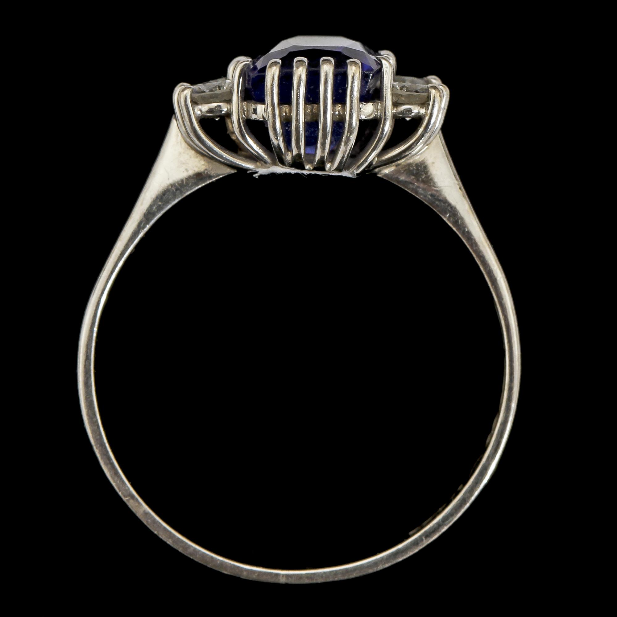 RING, 18k vitguld med 4 briljantslipade diamanter, tot 0.26 ct samt tanzanit, 2.45 ct, A & M, Göteborg, 1983. Vikt 3 g.