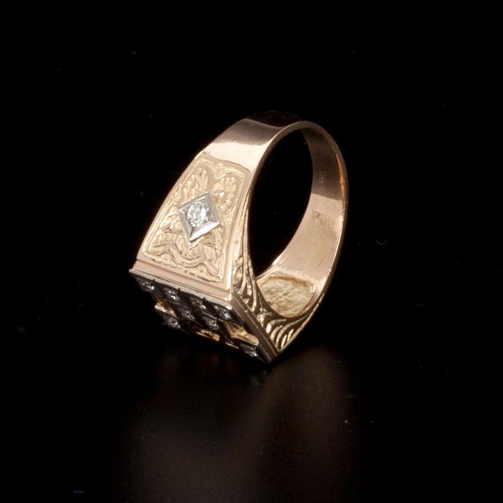KLACKRING, guld 14K, briljantslipade diamanter, tot. 0,44 ct. Vikt 12,43 g. Intyg.