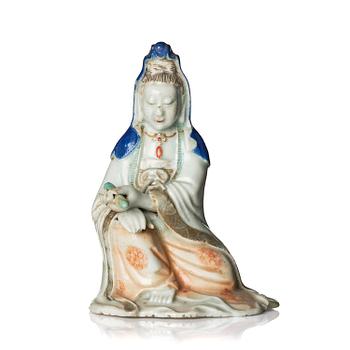 1021. Guanyin, porslin. Qingdynastin, Qianlong, (1736-95).