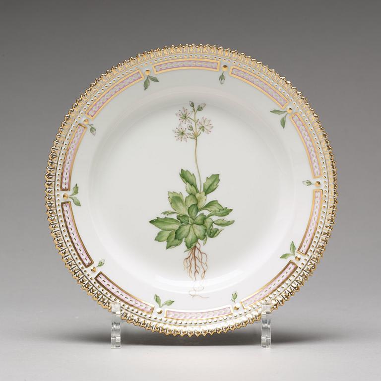 ASSIETTER, 12 stycken, porslin. "Flora Danica", Royal Copenhagen, Danmark, 1900-tal.