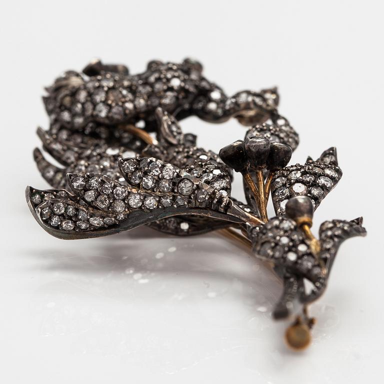 Brosch, 18K guld, silver, 8/8-slipade diamanter ca 6.40 ct tot. 1800-talets tredje kvartal.