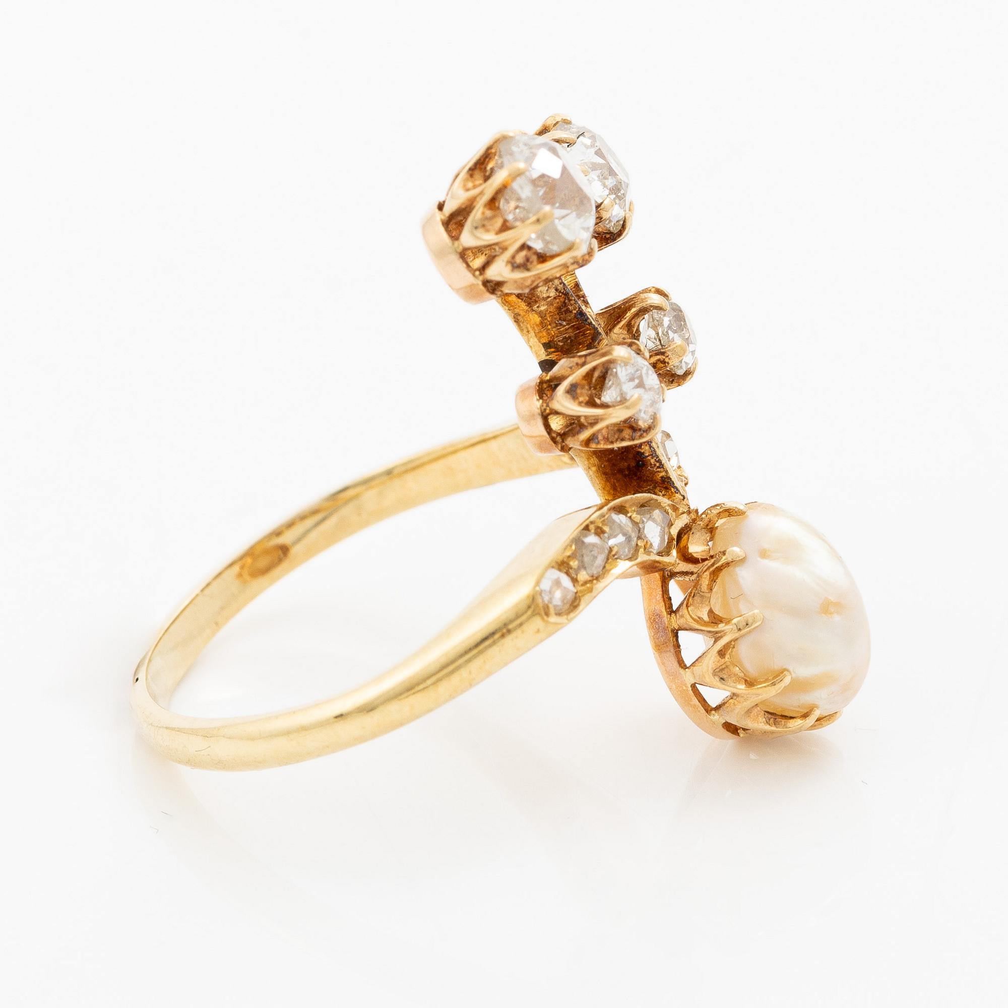 Ring 14K gold flower-shaped with a freshwater pearl and old-cut and rose-cut diamonds.