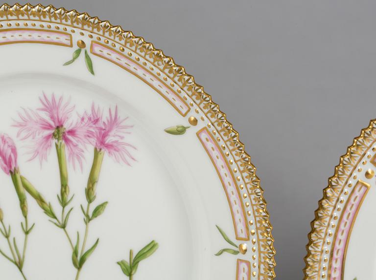 ASSIETTER, 2 st, porslin, modell "3573", "Flora Danica", Royal Copenhagen.