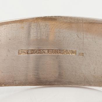 Elis Kauppi, armring, sterlingsilver med fasettslipad bergkristall. Kupittaan Kulta, Åbo.