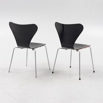 Arne Jacobsen, a set of five 'series 7' chairs from Fritz Hansen, Denmark.