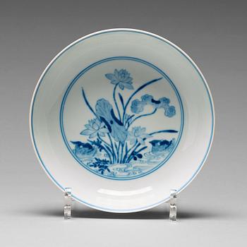 923. A blue and white dish, Qing dynasty (1644-1912).