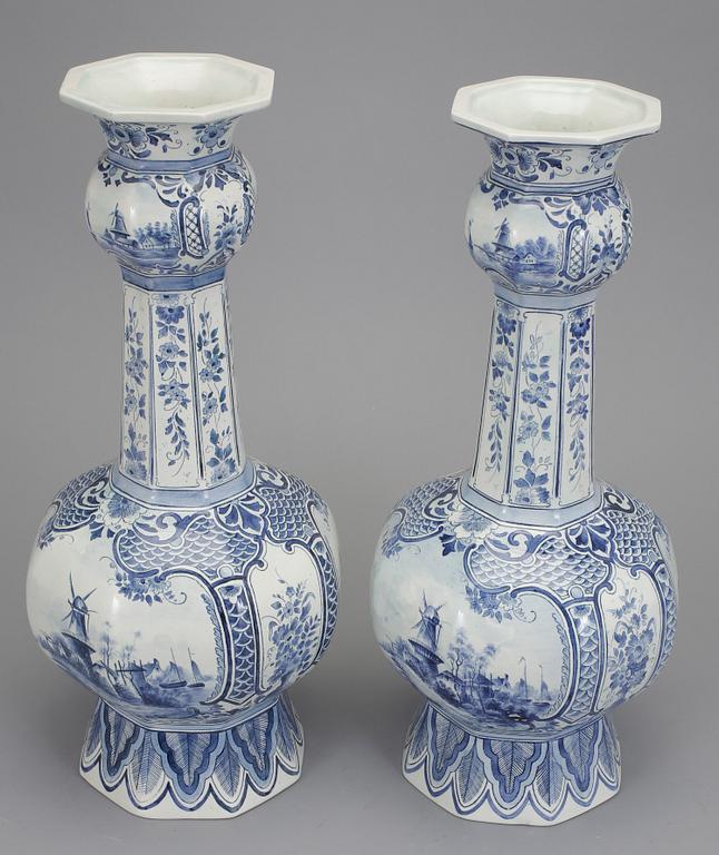 VASER, ett par, porslin, Delft, 1800-/1900-tal.