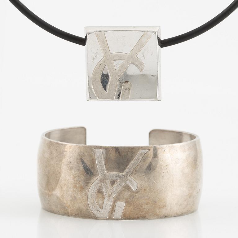 Yves Saint Laurent, armring och hänge, silver.