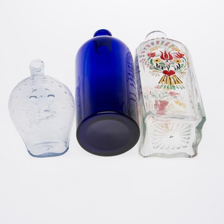 FLASKOR och KARAFFER, totalt 7 st, glas, 1800- och 1900-tal.