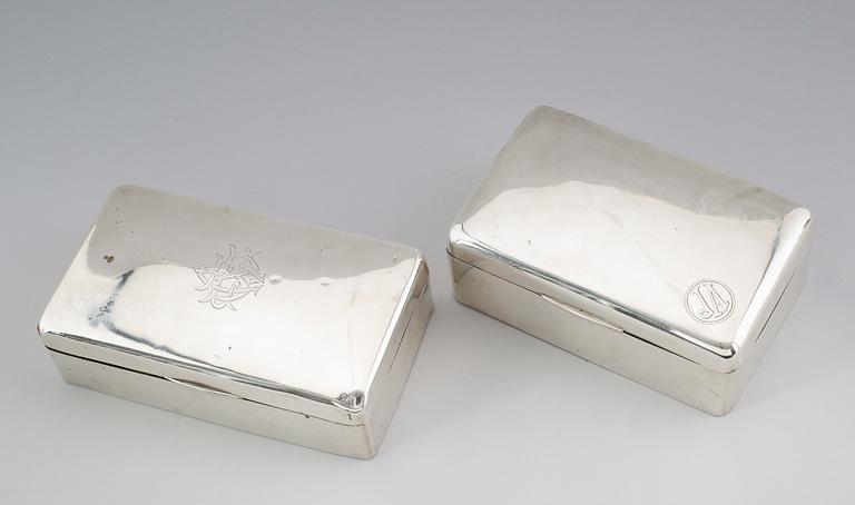 CIGARETTSKRIN, 2 st, silver, England, 1900-talets första hälft. Vikt med inredning ca 890 gram.