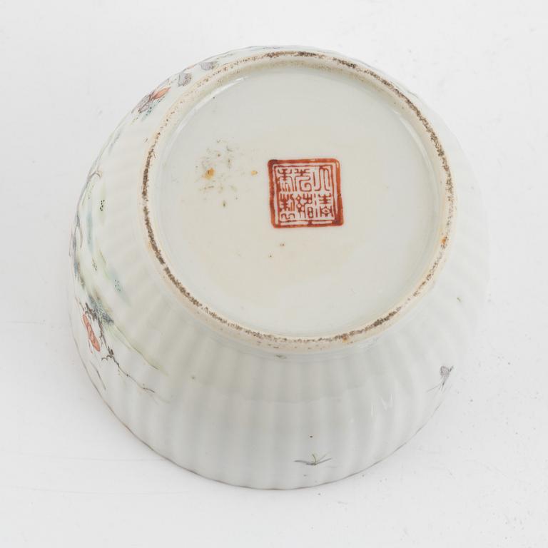 A porcelain bowl, China, late Qing dynasty, end of the 19th century.